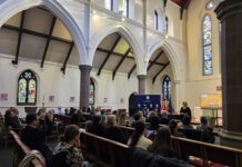 Aplauze pentru poet pe scenă… în Anglia la final. Emilia Popescu și Cătălin Răducanu s-au întâlnit cu comunitățile românești de la Londra, Birmingham și Manchester