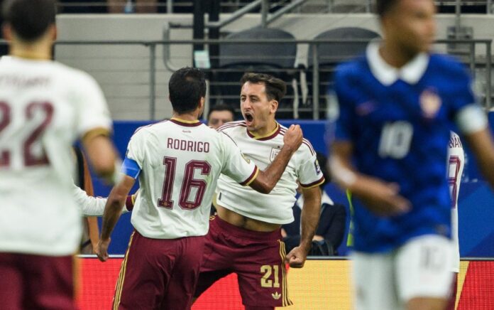 Jucătorii Spaniei sărbătoresc golul marcat de Oyarzabal, din penalty sursa Profimedia Images