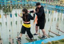 Schimbul de echipe continuă la Asia Express! Noile perechi intră diseară în lupta pentru jocul de amuletă, într-o zi dominată de cele mai trăsnite jocuri chinezești