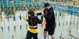 Schimbul de echipe continuă la Asia Express! Noile perechi intră diseară în lupta pentru jocul de amuletă, într-o zi dominată de cele mai trăsnite jocuri chinezești